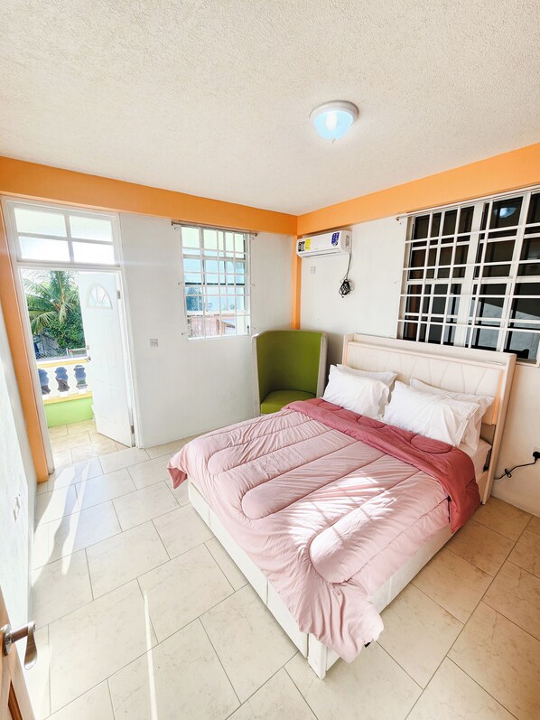 2 soverom, skrivebord, strykejern/-brett og wi-fi