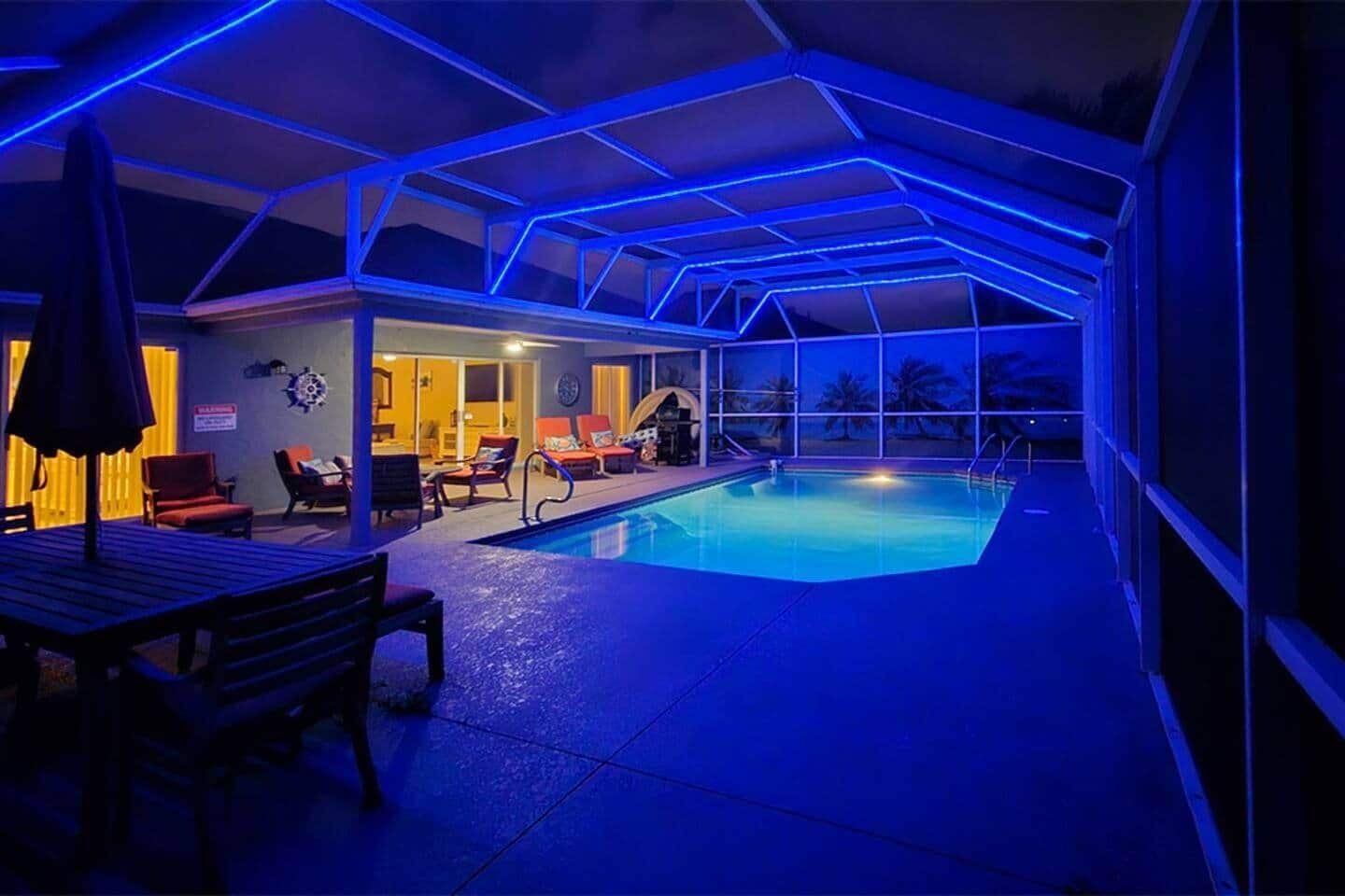 Una piscina al aire libre, una piscina climatizada