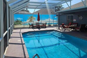 Una piscina al aire libre, una piscina climatizada
