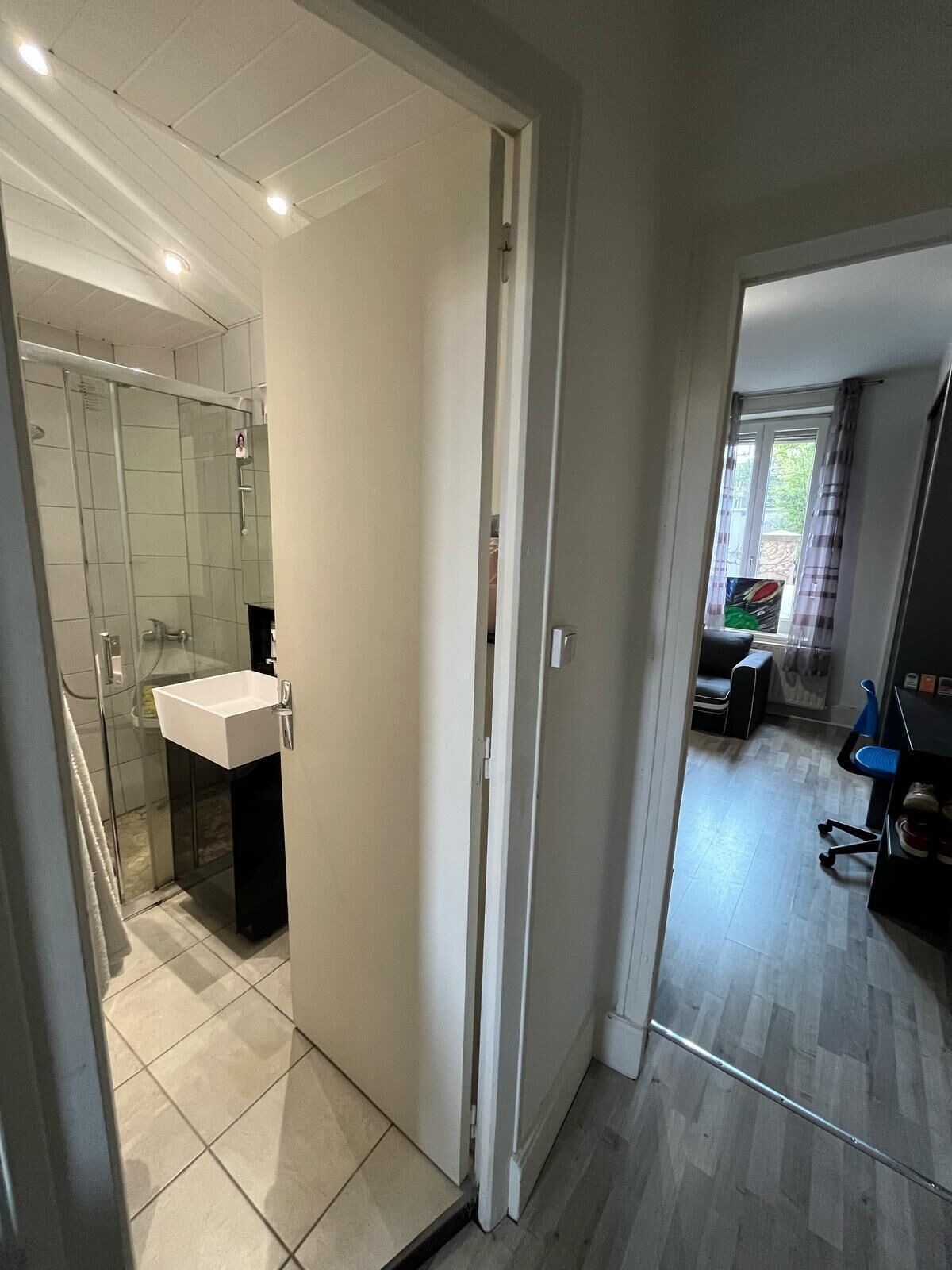 Een douche, handdoeken, zeep