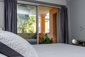 2 chambres, fer et planche à repasser, Wi-Fi, draps fournis