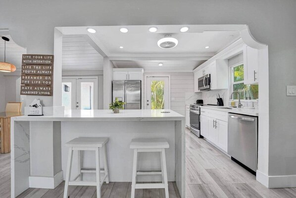 Een koelkast, een microgolfoven, een oven, een kookplaat