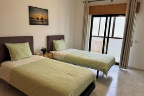 2 habitaciones, tabla de planchar con plancha y cuna de viaje 