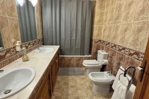 Douche, sèche-cheveux, bidet, serviettes fournies