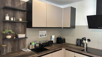 Kühlschrank, Mikrowelle, Ofen, Herdplatte