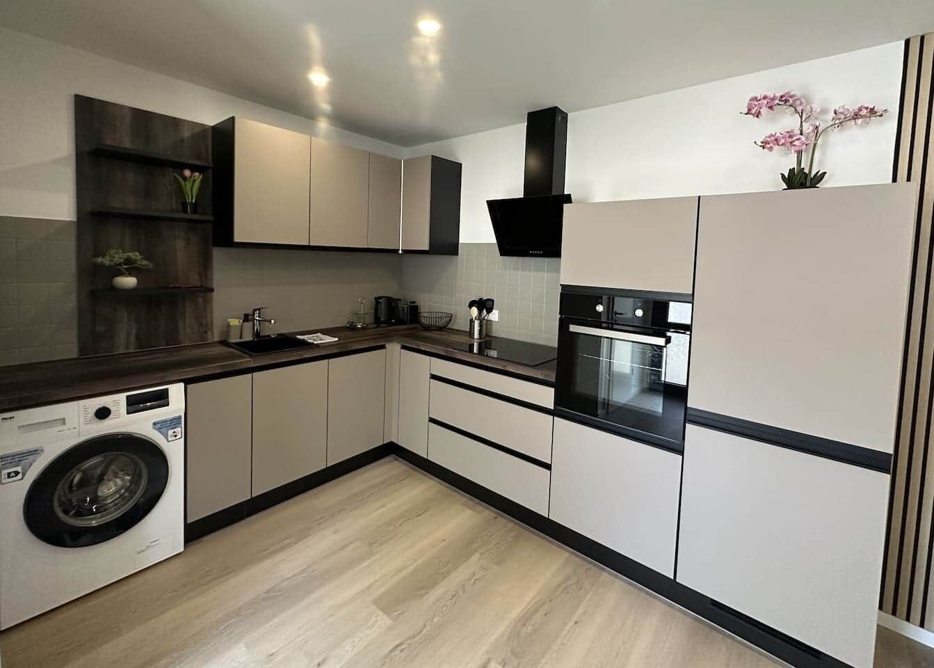 Kühlschrank, Mikrowelle, Ofen, Herdplatte