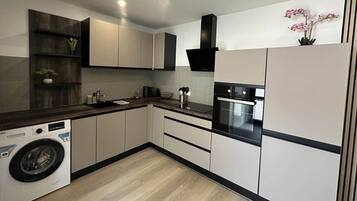 Kühlschrank, Mikrowelle, Ofen, Herdplatte