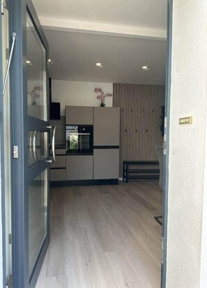 Kühlschrank, Mikrowelle, Ofen, Herdplatte