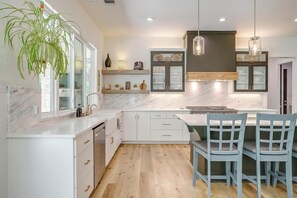 Refrigerador, microondas, horno, placa de cocina