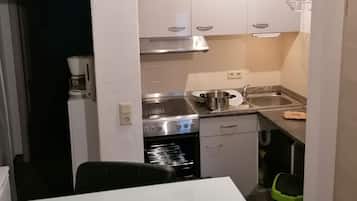 Fridge, oven, stovetop, coffee/tea maker