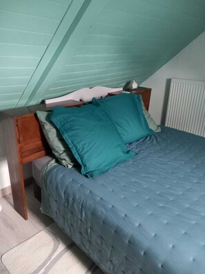 2 chambres, bureau, fer et planche à repasser, lit parapluie