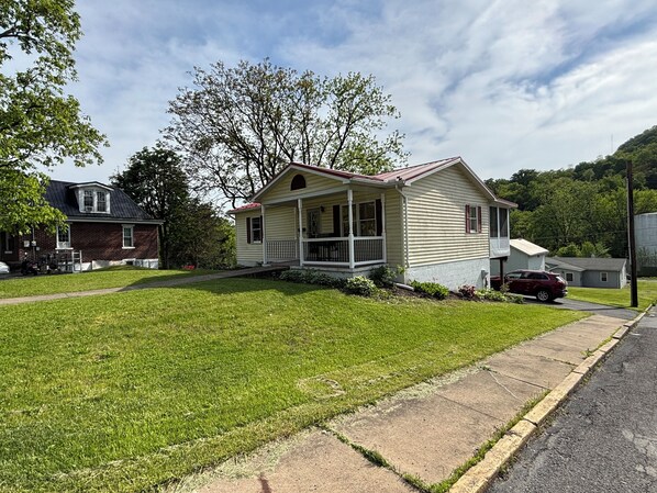 Exterior - Charming, pet-friendly 2-bedroom house with WiFi, AC in delightful Lewistown (Lewistown)