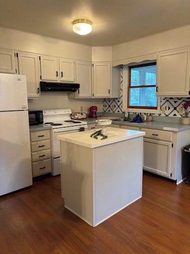 Charming, pet-friendly 2-bedroom house with WiFi, AC in delightful Lewistown