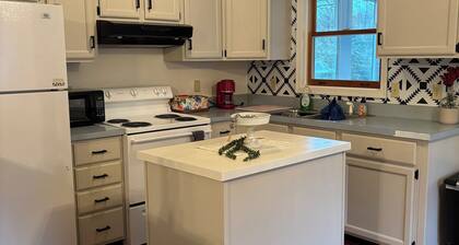 Charming, pet-friendly 2-bedroom house with WiFi, AC in delightful Lewistown