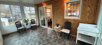 Charming, pet-friendly 2-bedroom house with WiFi, AC in delightful Lewistown