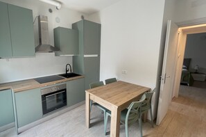 Appartamento | Cucina privata | Frigorifero, microonde, forno, piano cottura