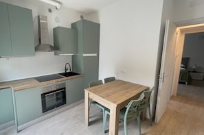Appartamento | Cucina privata | Frigorifero, microonde, forno, piano cottura