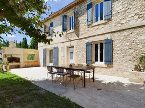 Outdoor dining - Mas Sainte Croix - Authentic renovated farmhouse in Provence with swimming pool (Fontvieille)