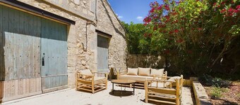 Mas Sainte Croix - Authentic renovated farmhouse in Provence with swimming pool