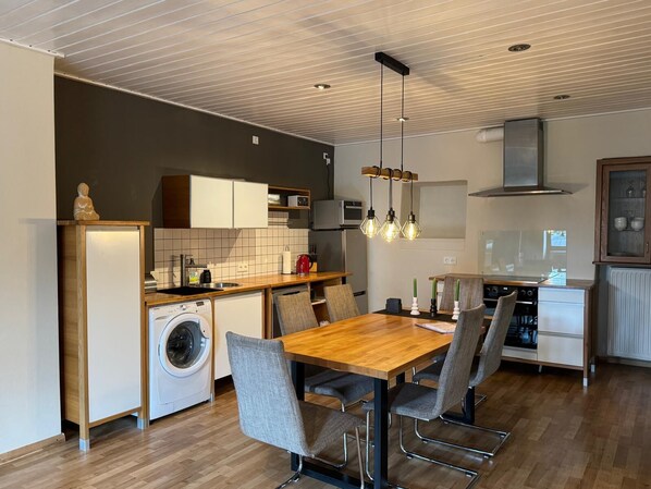 Een koelkast, een microgolfoven, een oven, een kookplaat