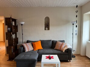 Smart TV, livros, aparelho de som