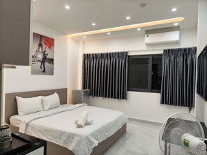 Deluxe Double Room | In-room safe, desk, blackout curtains, iron/ironing board - Macy Home Hostel (Ho Chi Minh City)