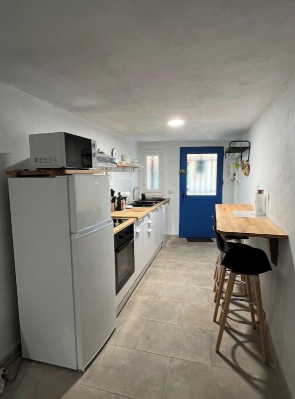 Een koelkast, een magnetron, een oven, een kookplaat