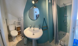 Douche, séchoir à cheveux, serviettes fournies, savon
