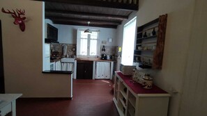 Kühlschrank, Mikrowelle, Herdplatte, Geschirrspüler