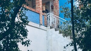 Un bâtiment doté d’une arche en briques et d’une balustrade blanche.