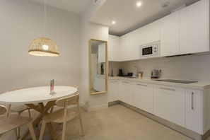 Fridge, microwave, oven, coffee/tea maker
