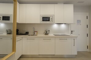 Fridge, microwave, oven, coffee/tea maker
