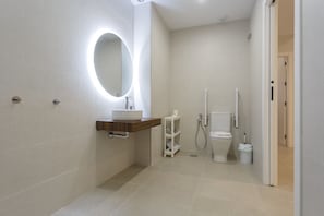 Shower, hair dryer, towels - BAHIA Suite -apart. adaptado- (Cádiz)