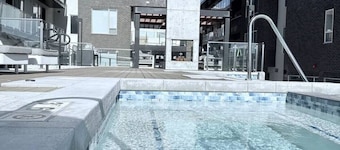 Modern Downtown Apt| King Bed+Pool+Prime Location