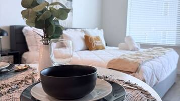 1 habitación, escritorio, tabla de planchar con plancha y wifi