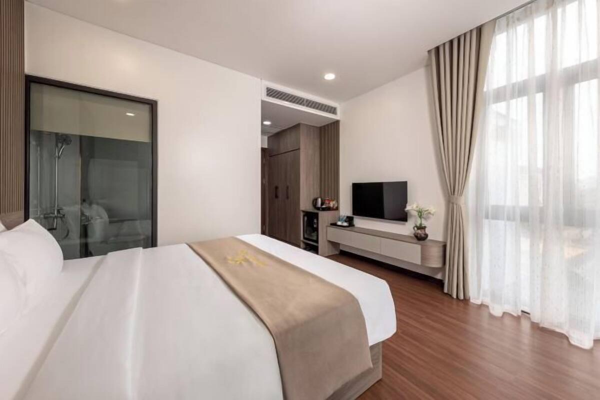 Minibar, desk, laptop workspace, blackout drapes