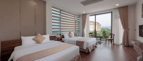 Minibar, escritorio y espacio para trabajar con laptop