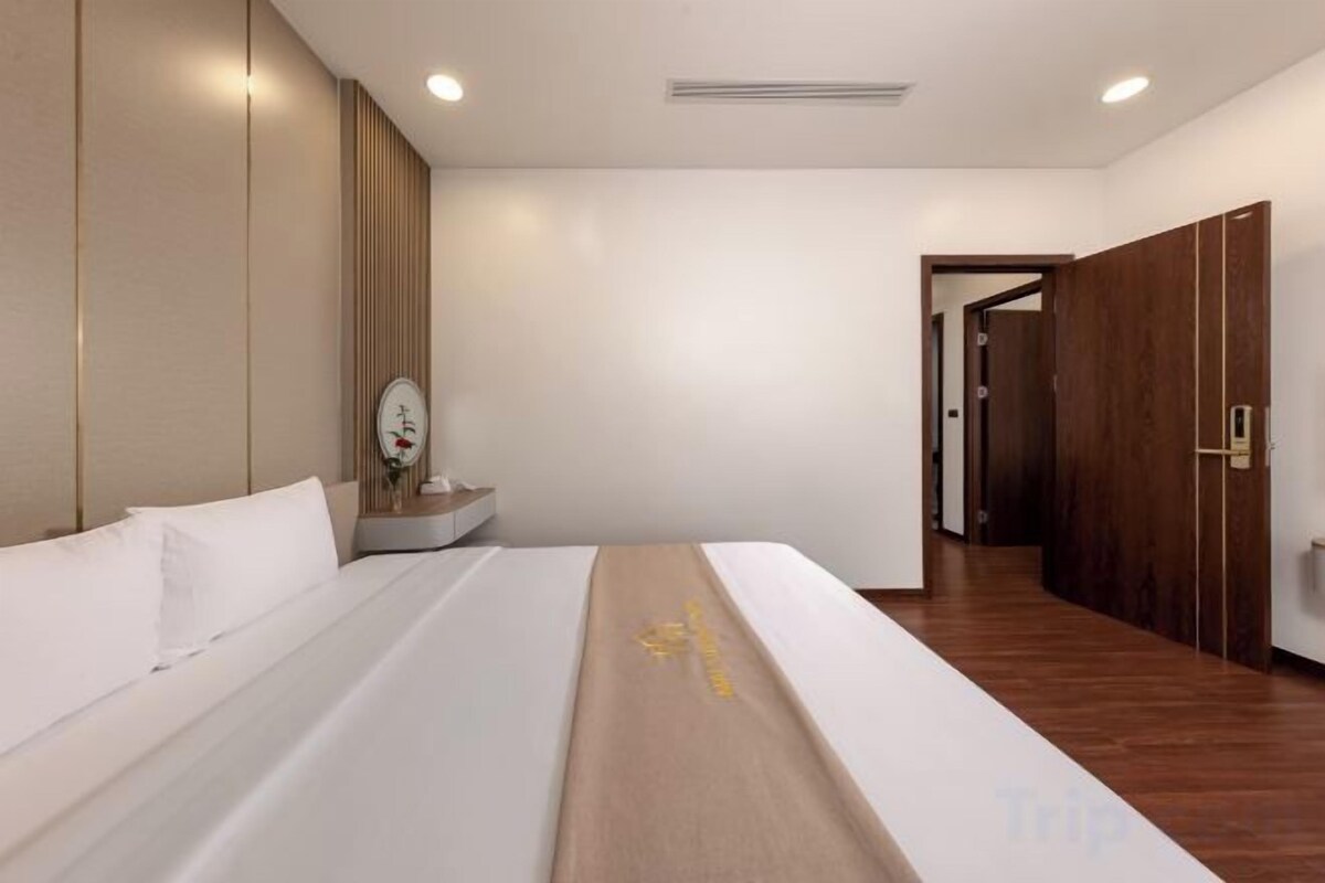 Minibar, desk, laptop workspace, blackout curtains