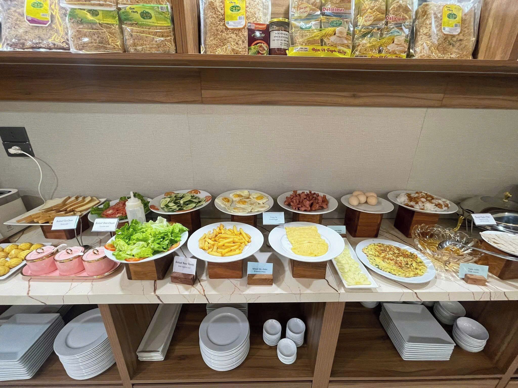 Un buffet con diversi piatti, tra cui insalate, uova e carni.