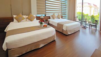 Superior-Vierbettzimmer, Stadtblick | Minibar, Schreibtisch, laptopgeeigneter Arbeitsplatz