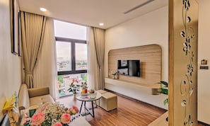 Suíte família, 2 quartos, vista para a cidade | Sala de estar | Smart TV