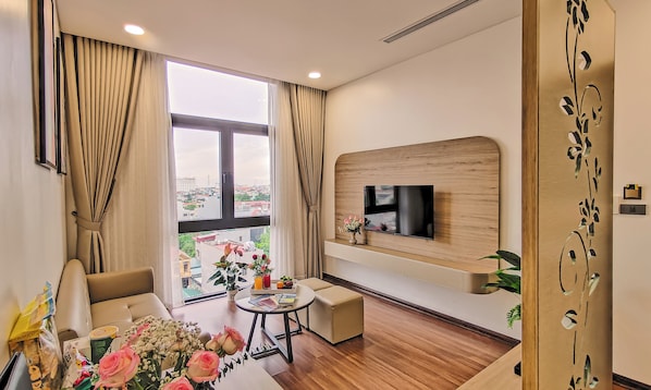 Suite familiale, 2 chambres, vue sur la ville | Salle de séjour | Téléviseur connecté