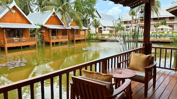 Bungalow Deluxe, vistas al lago, en la zona del jardín | Vistas desde la habitación