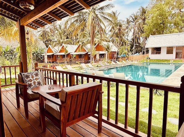 Deluxe Bungalov, 1 En Büyük (King) Boy Yatak, Havuz Manzaralı | Odadan manzara