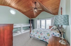 4 bedrooms, free WiFi, bed sheets - ~FALL Discounted Rates! Sound Front Home with Private Dock~ (Marshallberg)