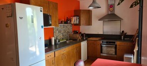 Frigorífico, microondas, horno y placa de cocina