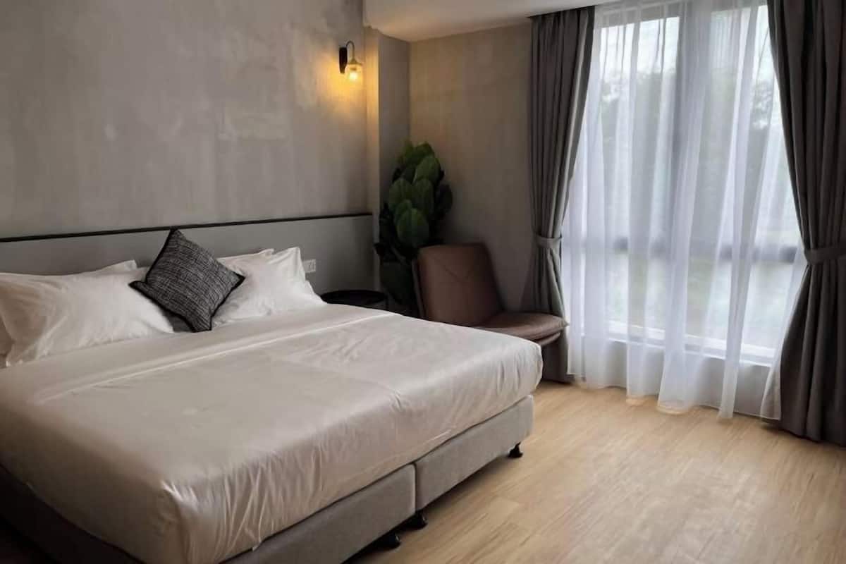 1 bedroom, desk, laptop workspace, blackout drapes