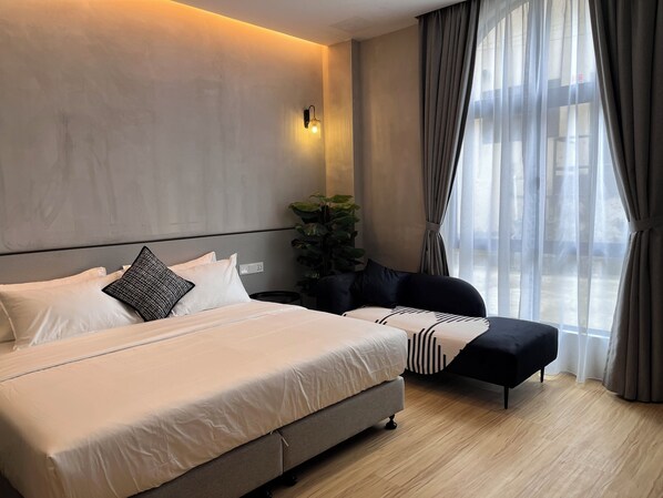 Grand Suite | Desk, laptop workspace, blackout drapes, iron/ironing board - Atelier Hotel Abiad Johor Bahru (Johor Bahru)