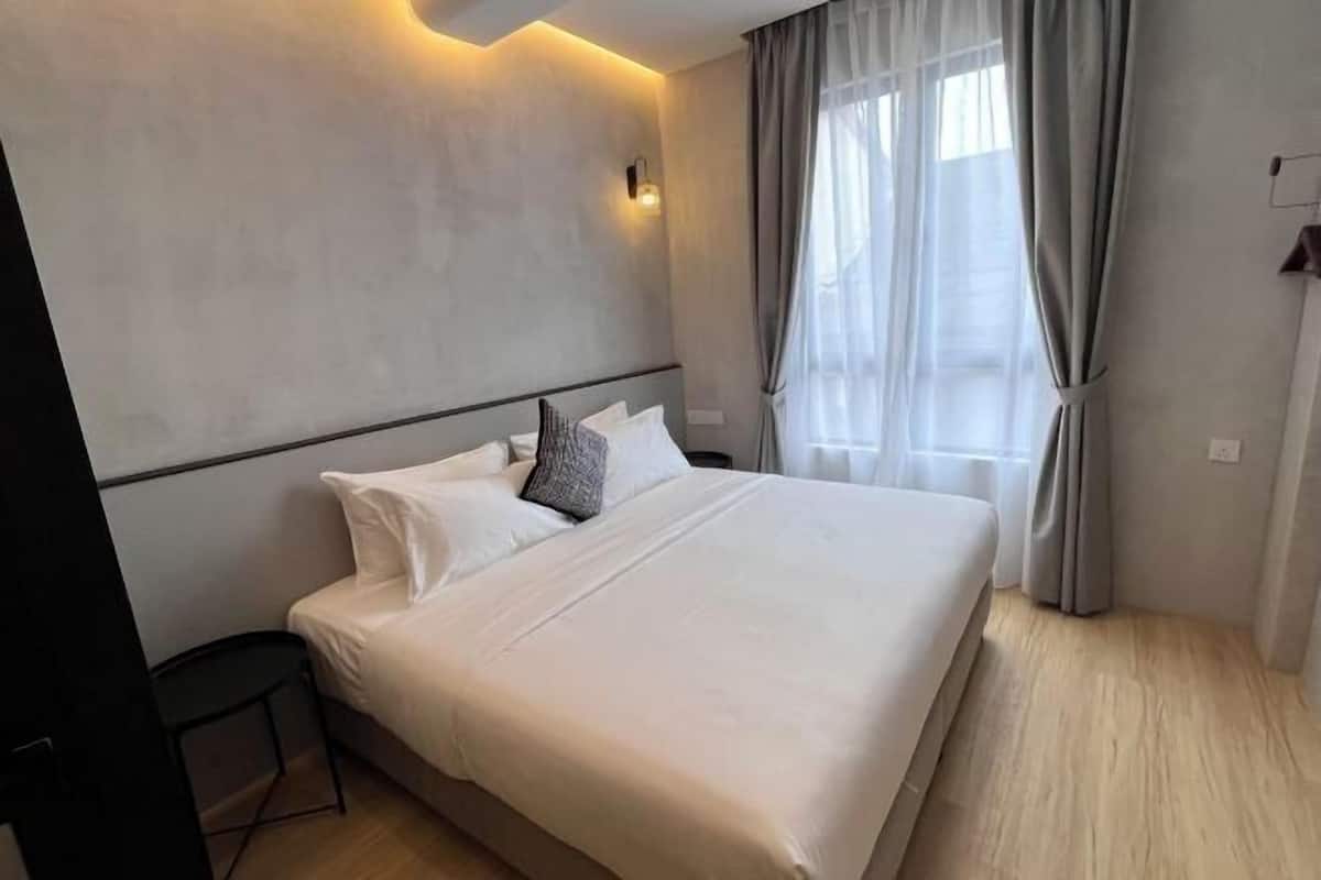1 bedroom, desk, laptop workspace, blackout drapes