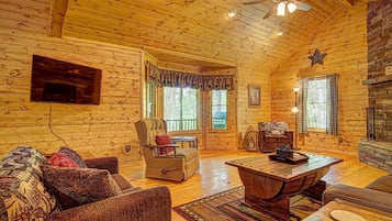 Cabin, 2 Bedrooms, Fireplace, Vineyard View | Individually decorated, individually furnished, blackout drapes